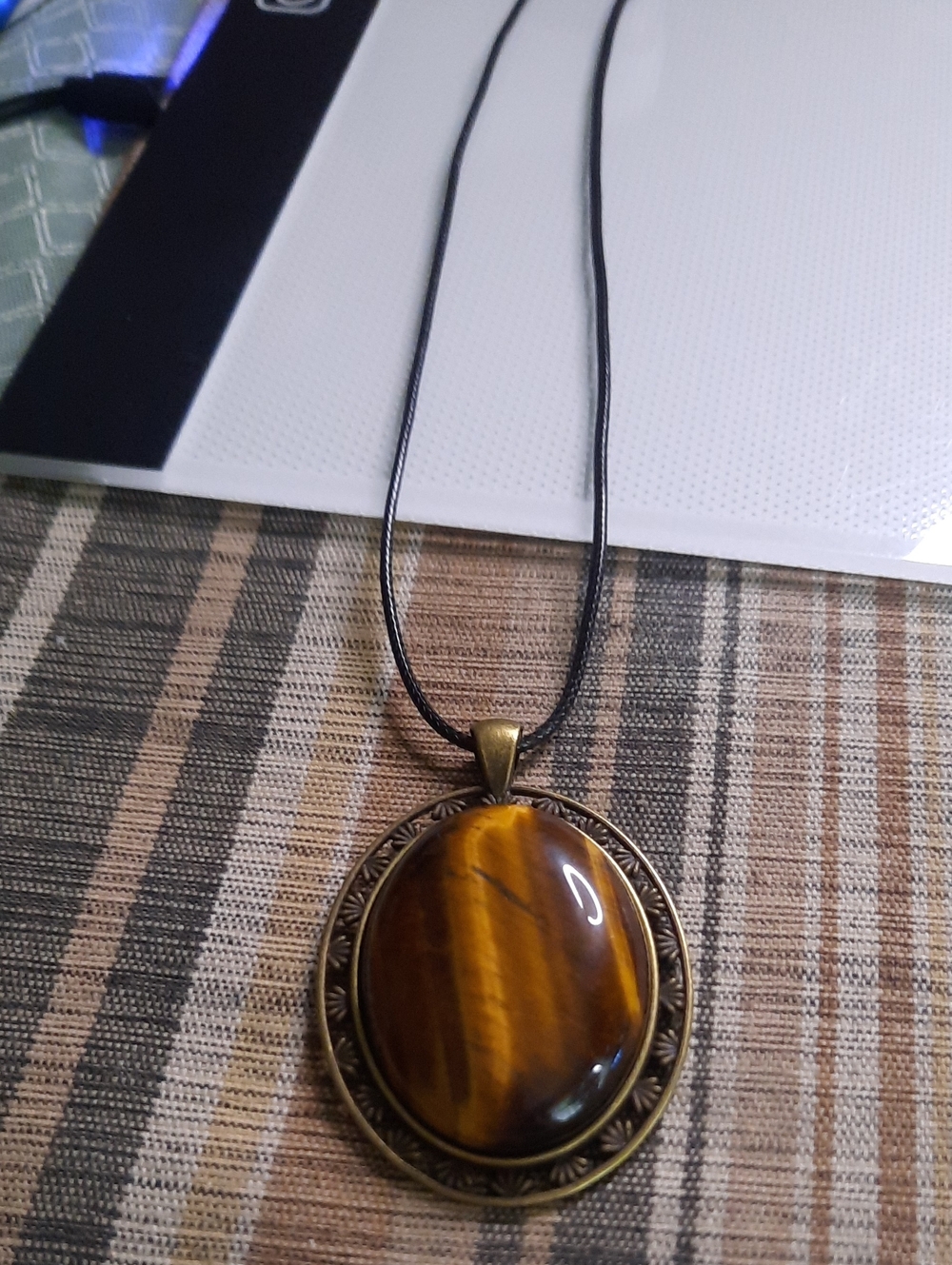Vintage-Style Tiger Eye Pendant Necklace in Brown